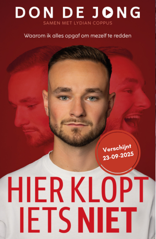 Omslag boek met jongeman die in de camera kijkt.
