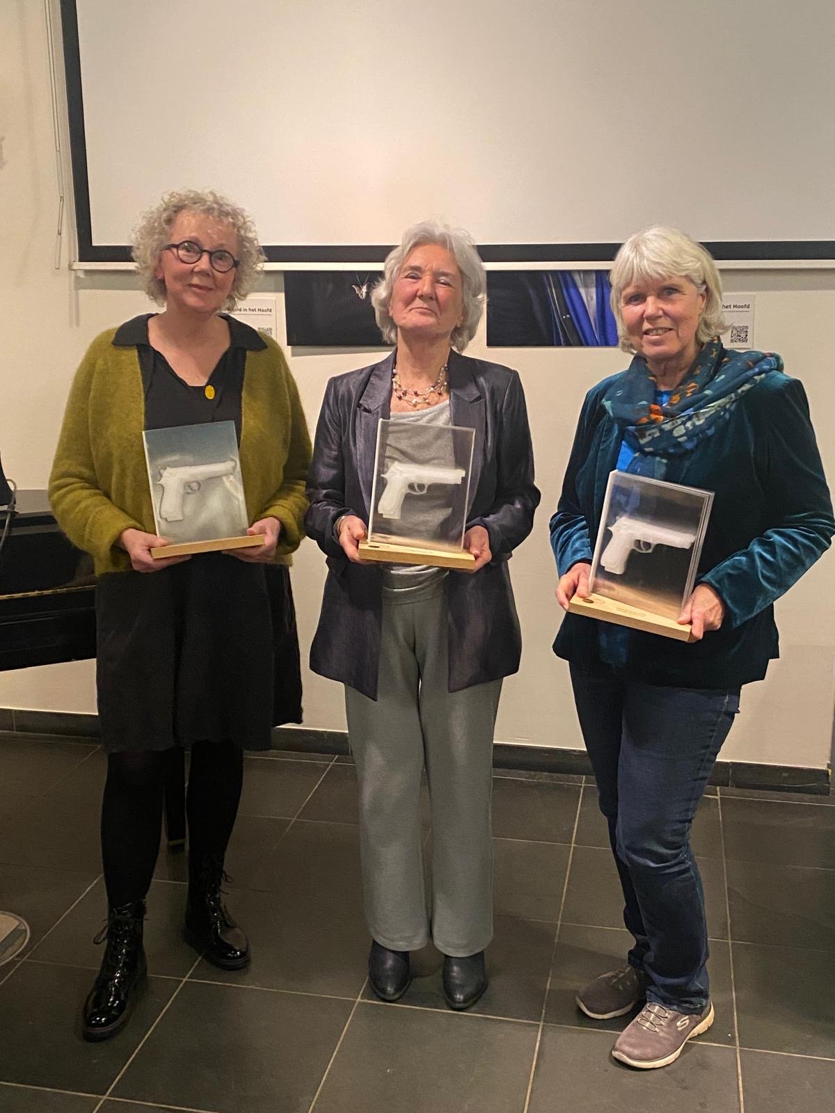 Drie vrouwen naast elkaar, Jet van Vuuren, Loes den Hollander en Marelle Boersma. Alle drie de vrouwen houden een prijs in hun handen.