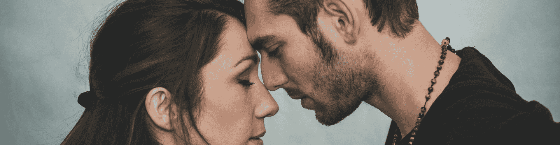 Afbeelding van een koppel met hun hoofden tegen elkaar...