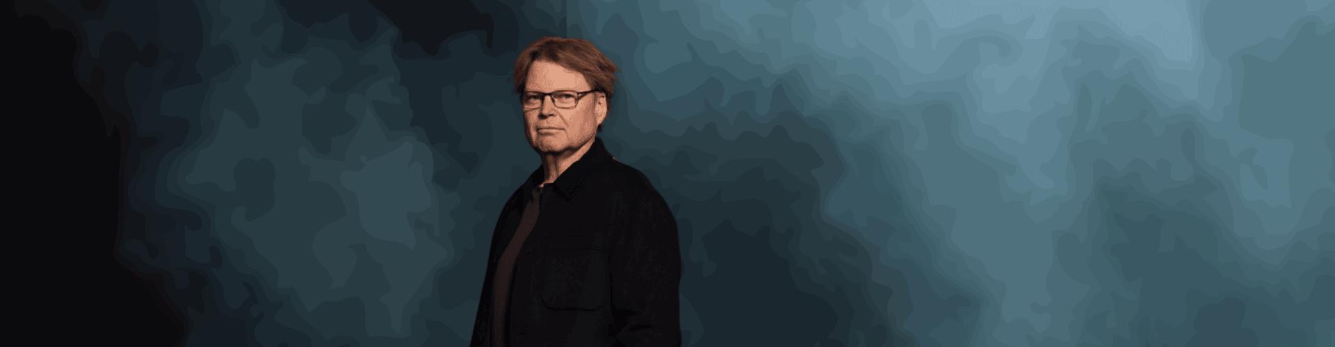 De auteur Jørn Lier Horst in een donkere ruimte.