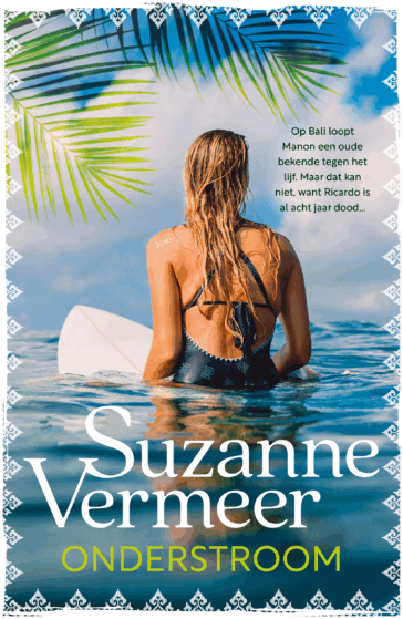 Onderstroom - Een jonge vrouw zit in het water op een surfplank