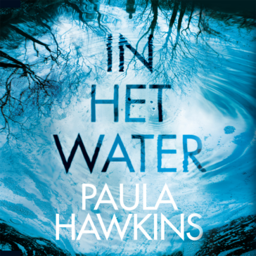 In het water
