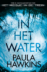 In het water